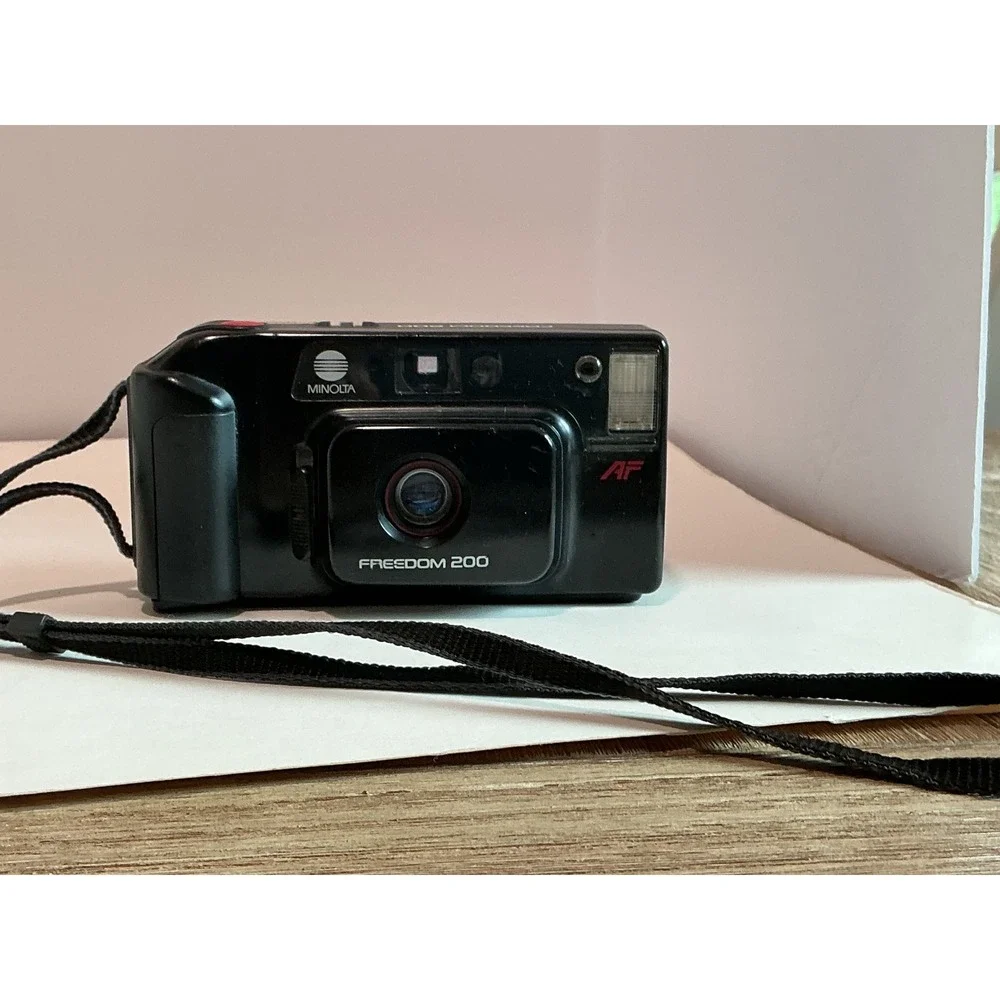 Minolta Freedom 200 35mm Point and Shoot Film Camera AF Built-in Flash with Box